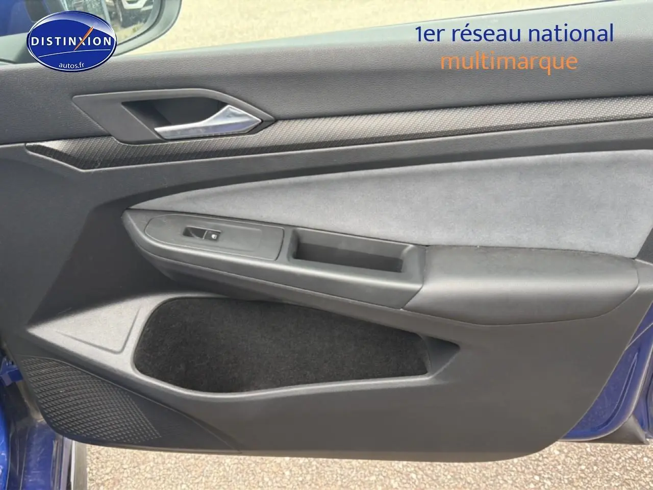 Vue rapprochée de la porte avant gauche bleu de la Volkswagen Golf 1.5 etsi opf 130 R-Line 2024 avec habillage noir et gris.