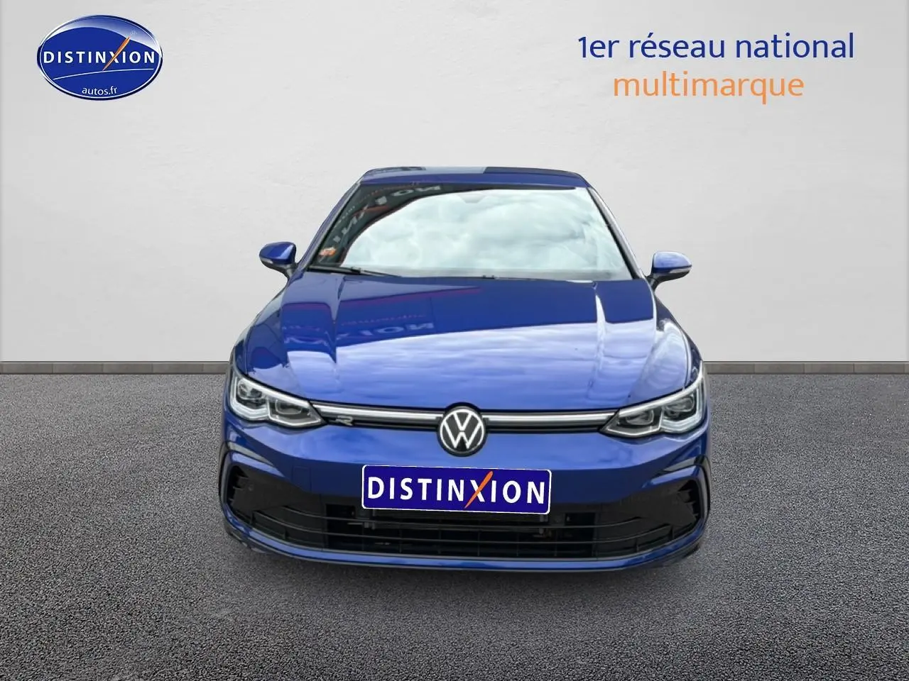 Vue frontale d'une Volkswagen Golf 1.5 ETSI OPF 130 R-Line bleu avec calandre et phares LED distinctifs.