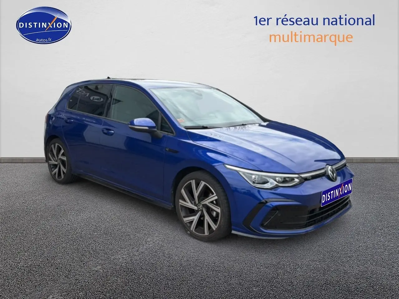 Volkswagen Golf 1.5 etsi opf 130 R-Line bleu vue 3/4 avant avec jantes alu et phares LED.