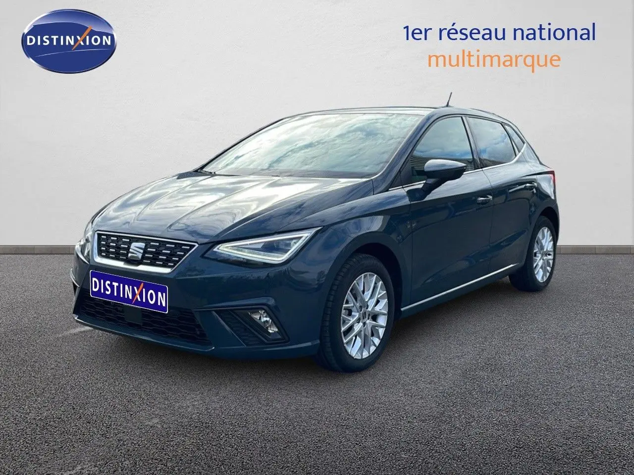 Vue 3/4 avant d'une SEAT Ibiza bleu fjord avec jantes alliage et phares LED, stationnée sur sol gris.