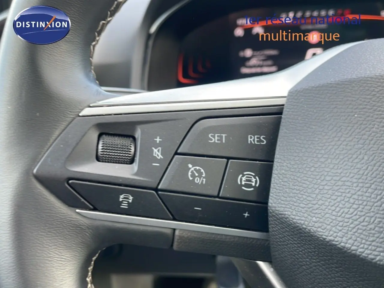 Gros plan sur les commandes au volant de la SEAT Ibiza 2025, version Special Edition, avec boutons de régulateur de vitesse.