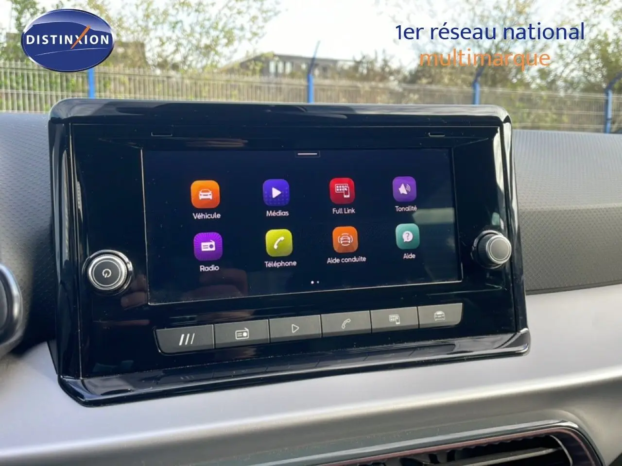 Écran tactile central de la SEAT Ibiza 2025 affichant les menus multimédias, vue intérieure rapprochée.