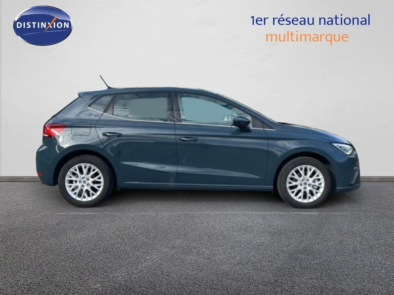 Profil droit d'une SEAT Ibiza 2025 bleu fjord, mettant en valeur ses jantes alliage et lignes dynamiques.