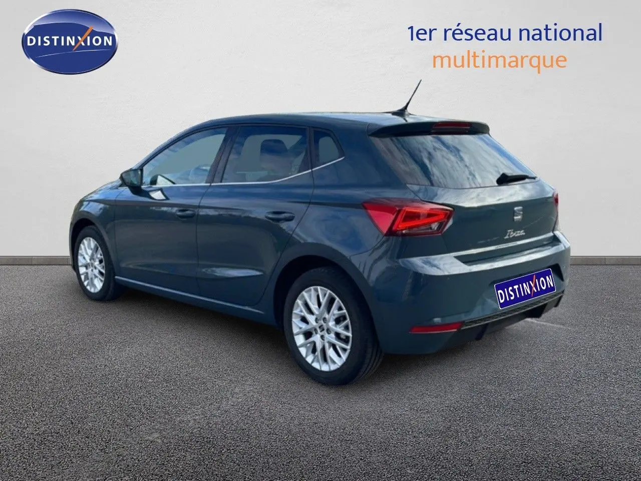 Vue 3/4 arrière droite d’une SEAT Ibiza bleu fjord 2025 avec jantes alliage et feux arrière LED distinctifs.