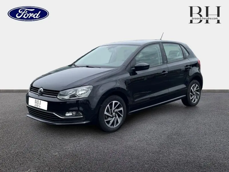 Volkswagen Polo noir uni vue 3/4 avant droit sur fond neutre avec jantes alliage distinctives.