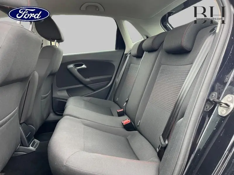Vue intérieure côté droit de la banquette arrière noire d'une Volkswagen Polo 2017 avec ceintures et appuie-têtes.