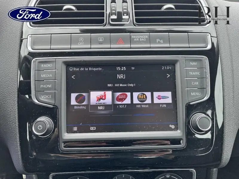 Vue rapprochée de l’écran tactile central noir brillant de la Volkswagen Polo 2017 affichant les stations radio.