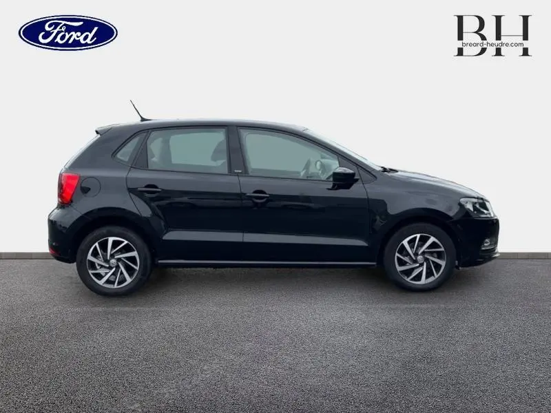 Vue latérale droite d'une Volkswagen Polo noire unie de 2017 avec jantes alliage et poignées ton carrosserie.
