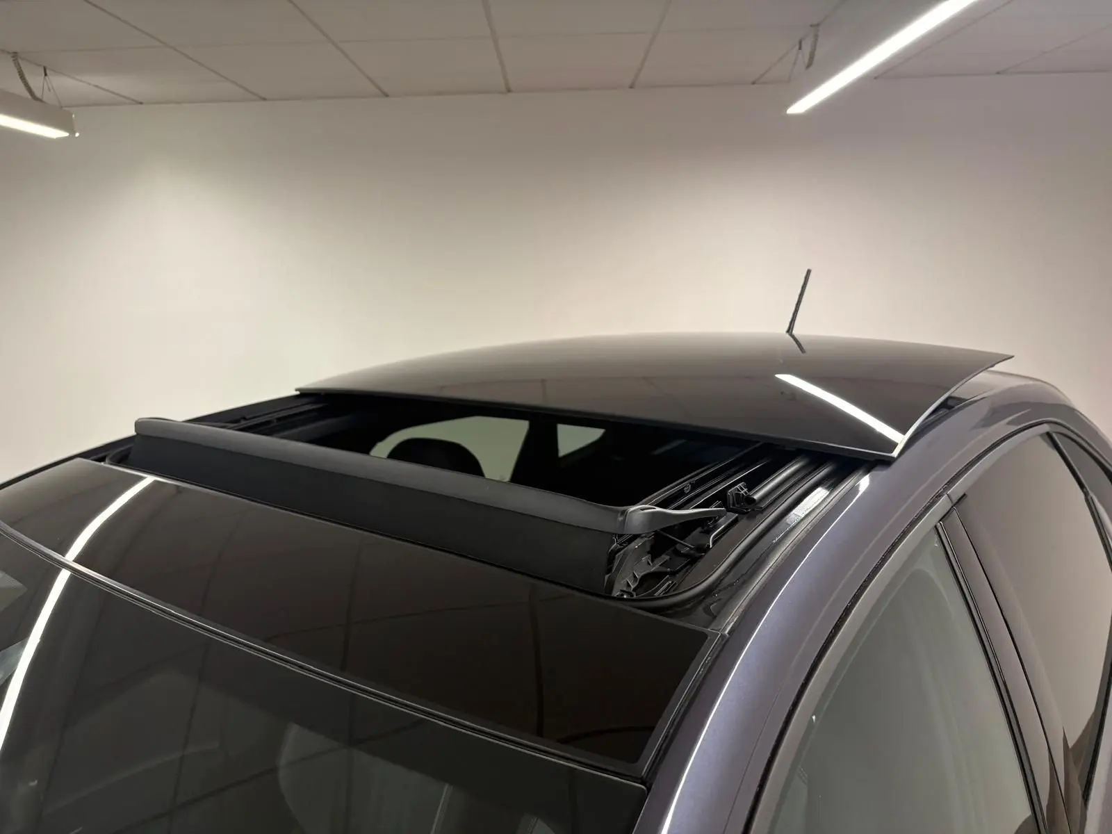 Vue rapprochée du toit ouvrant électrique en verre du Volkswagen Taigo gris cendré, angle arrière droit.