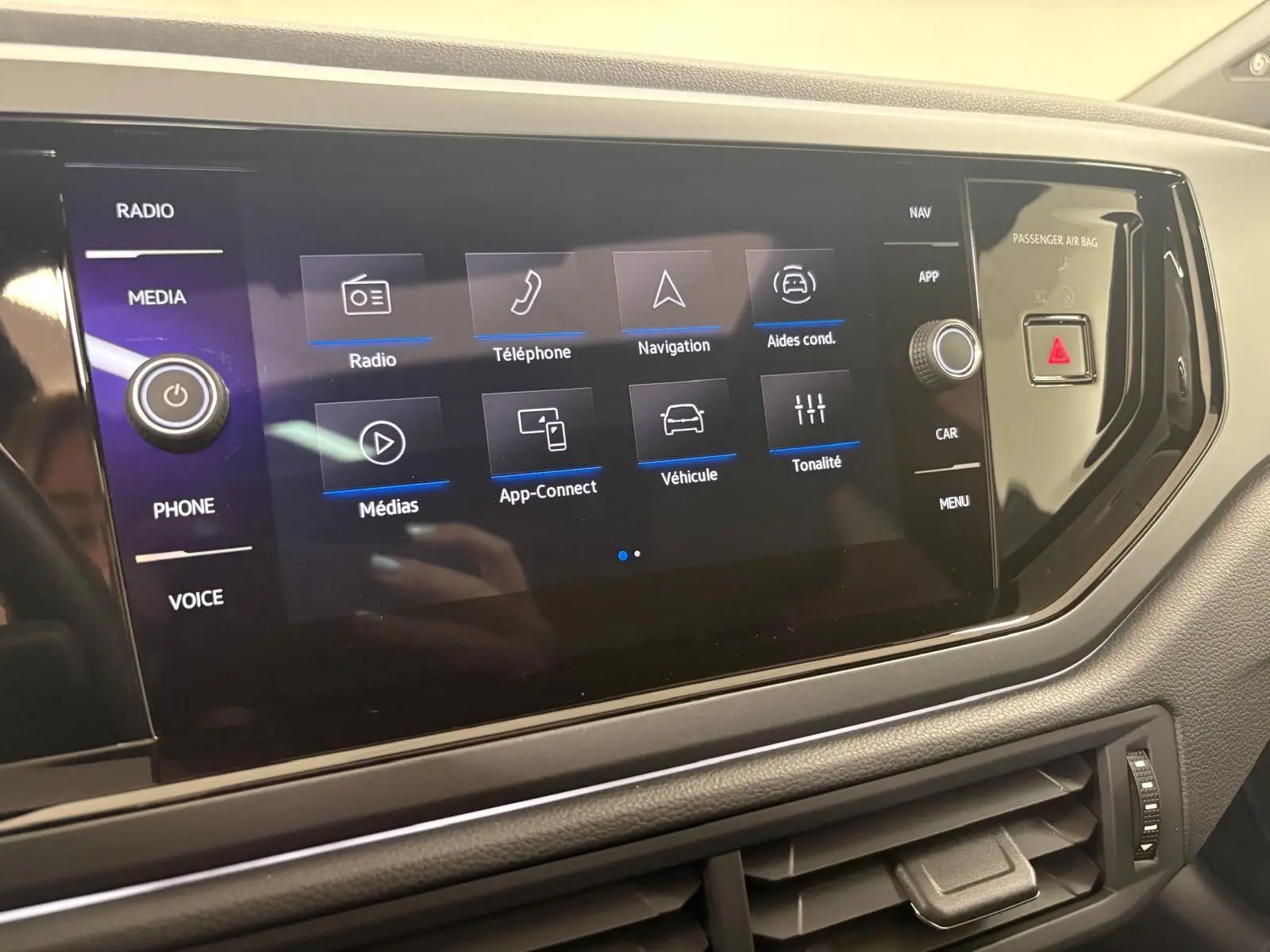 Écran tactile central du Volkswagen Taigo 2024 avec interface multimédia et commandes autour, vue de face rapprochée.