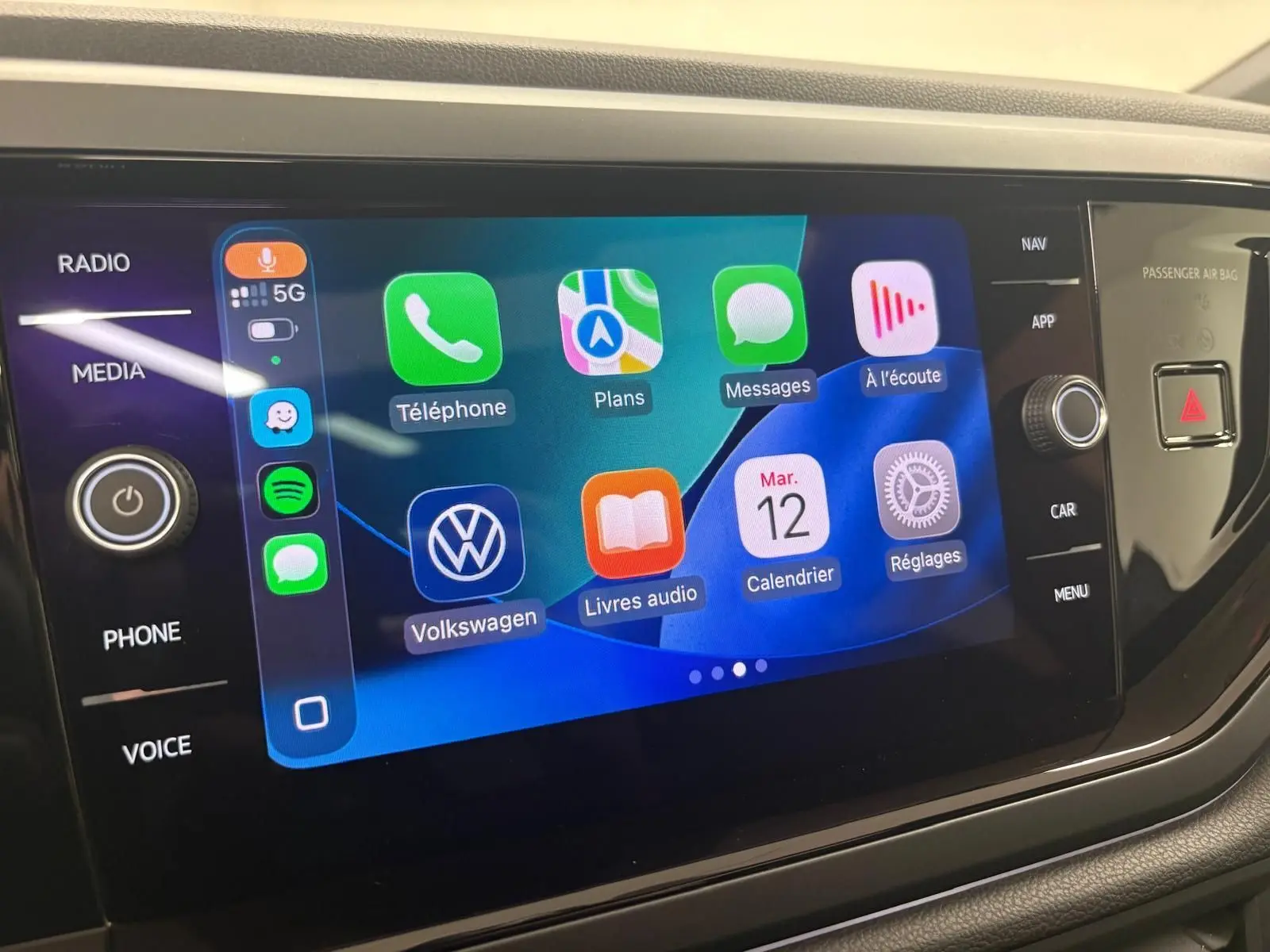 Écran tactile central du Volkswagen Taigo 2024 affichant l'interface Apple CarPlay avec plusieurs applications colorées.