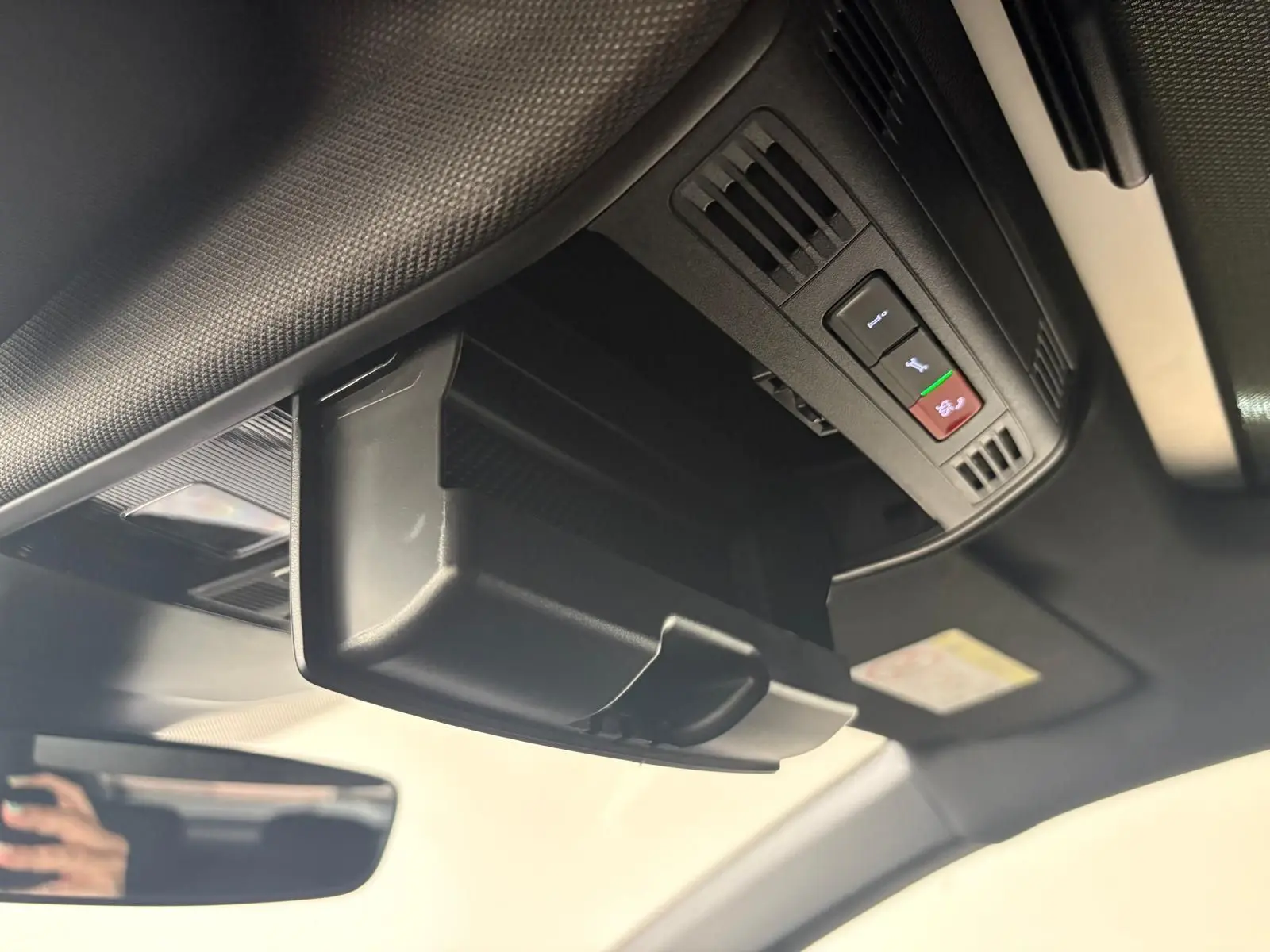 Vue intérieure en contre-plongée du rangement lunettes et commandes au plafond du Volkswagen Taigo gris cendré 2024 R-Line.