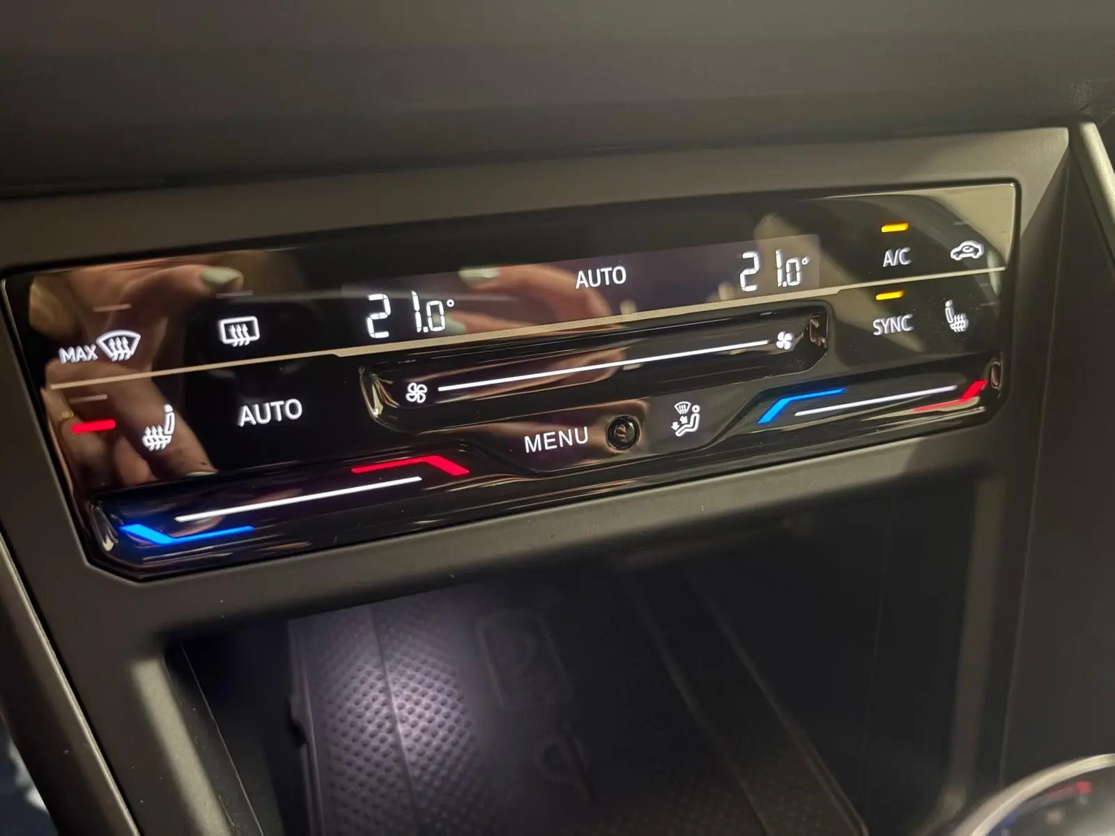 Panneau de commande de la climatisation automatique du Volkswagen Taigo 2024 avec réglages à 21°C et sièges chauffants.