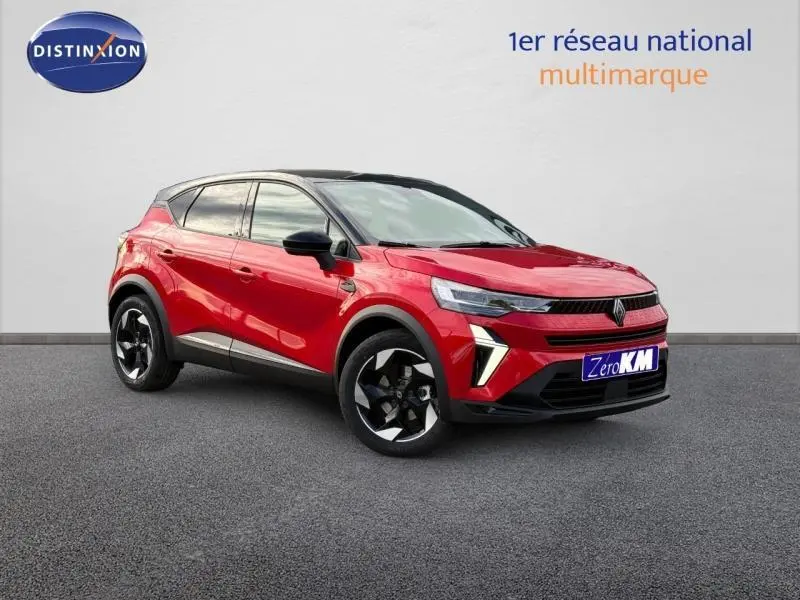 Renault Captur 2025 rouge flamme en 3/4 avant droit avec jantes noires et détails LED distinctifs.