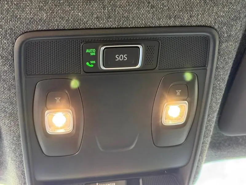 Vue intérieure du plafonnier avant du Renault Captur rouge 2025 avec éclairage et bouton SOS activé.