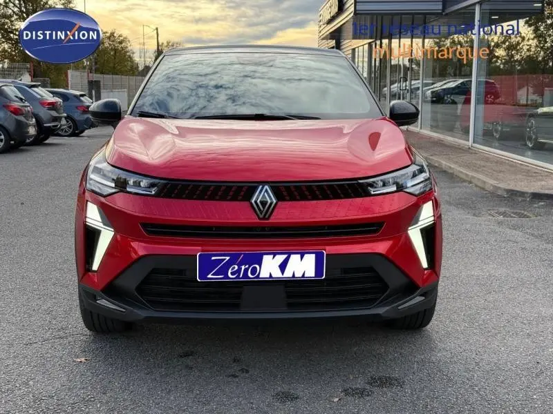 Vue frontale d'un Renault Captur 2025 rouge flamme avec feux LED verticaux et calandre noire distinctive.