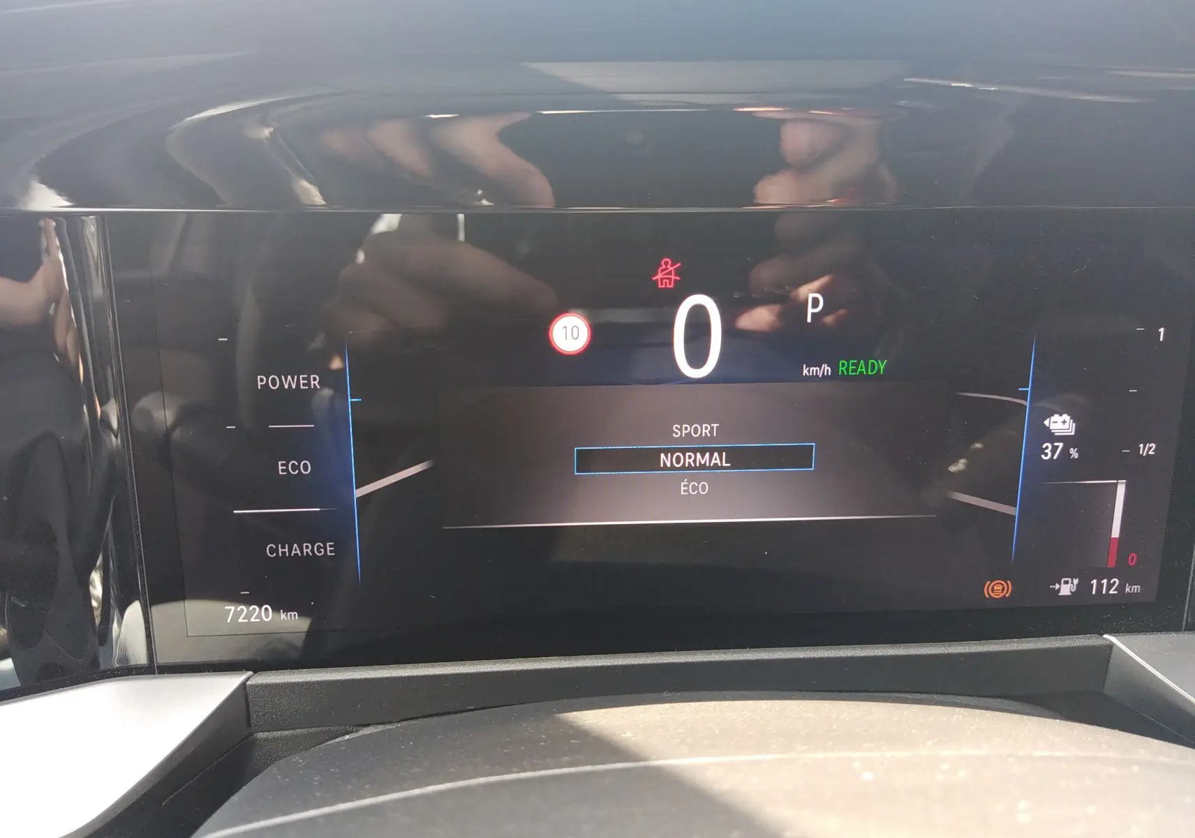 Affichage numérique du tableau de bord de l'Opel Mokka Electric gris, montrant la vitesse à 0 km/h et le mode de conduite normal.