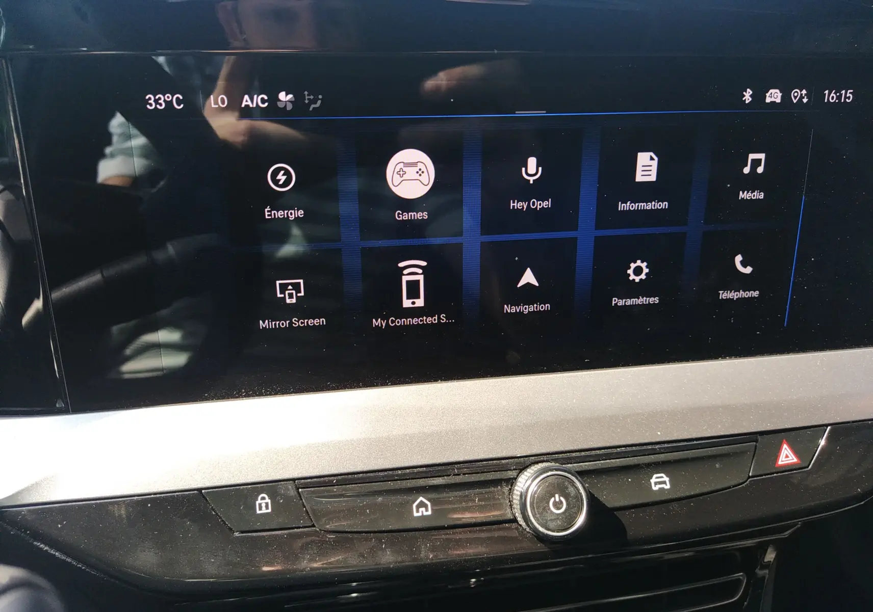 Écran tactile central de l'Opel Mokka Electric 2025 affichant les menus énergie, navigation et médias, dans un intérieur gris.