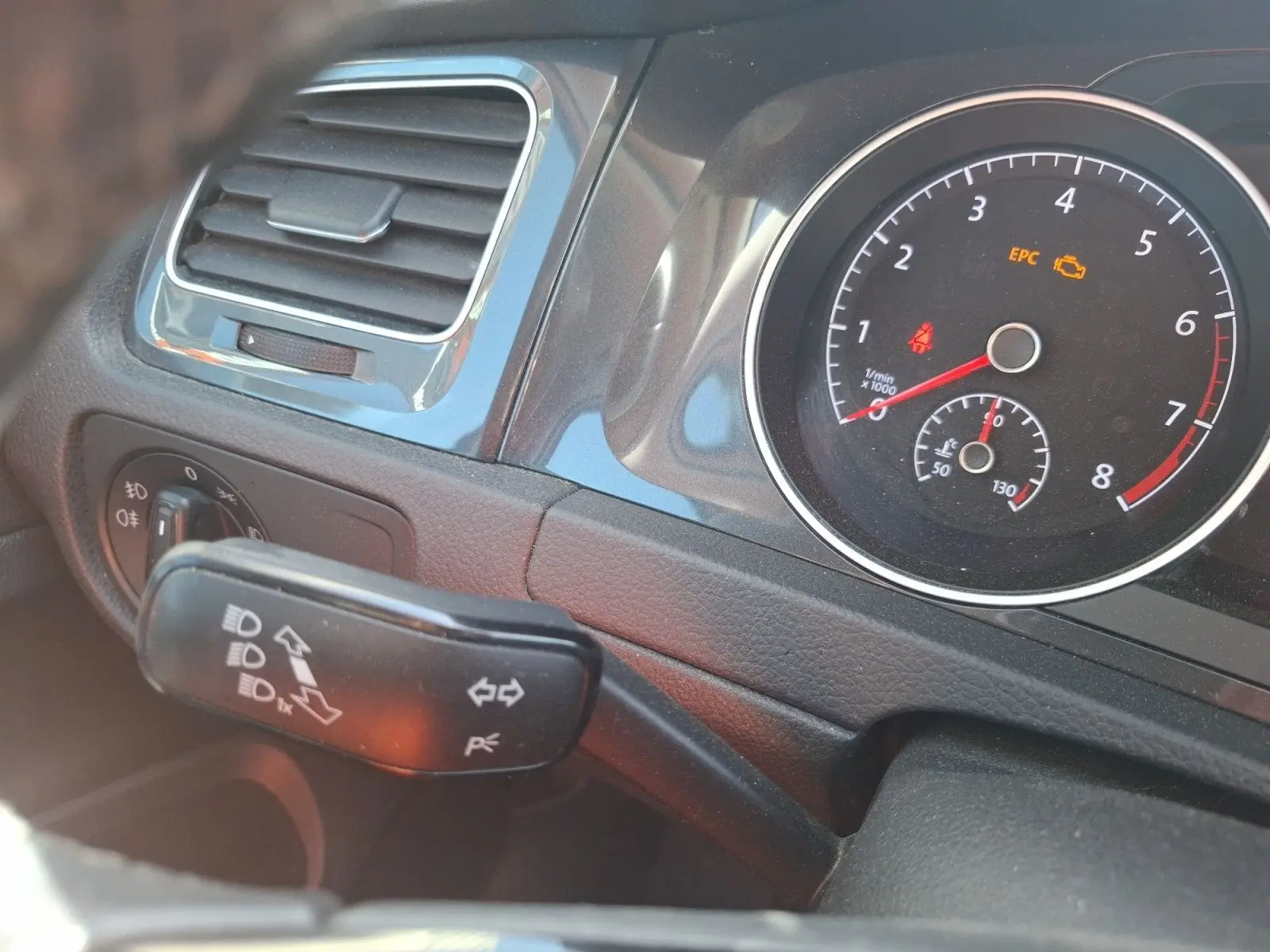 Détail du tableau de bord côté gauche de la Volkswagen Golf blanche 2019, avec compte-tours et commandes d'éclairage visibles.