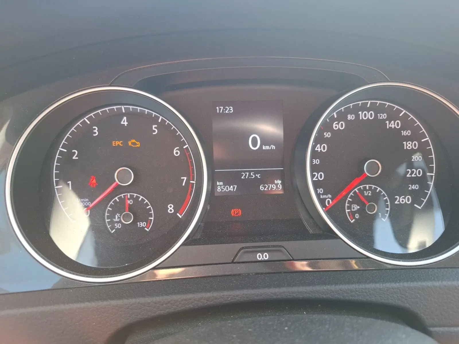 Vue rapprochée du tableau de bord de la Volkswagen Golf blanche, affichant le compteur et l'ordinateur de bord.