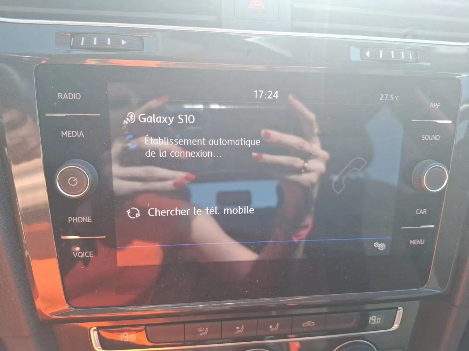 Écran tactile central de la Volkswagen Golf 2019 blanc, affichant la connexion Bluetooth avec un Galaxy S10.