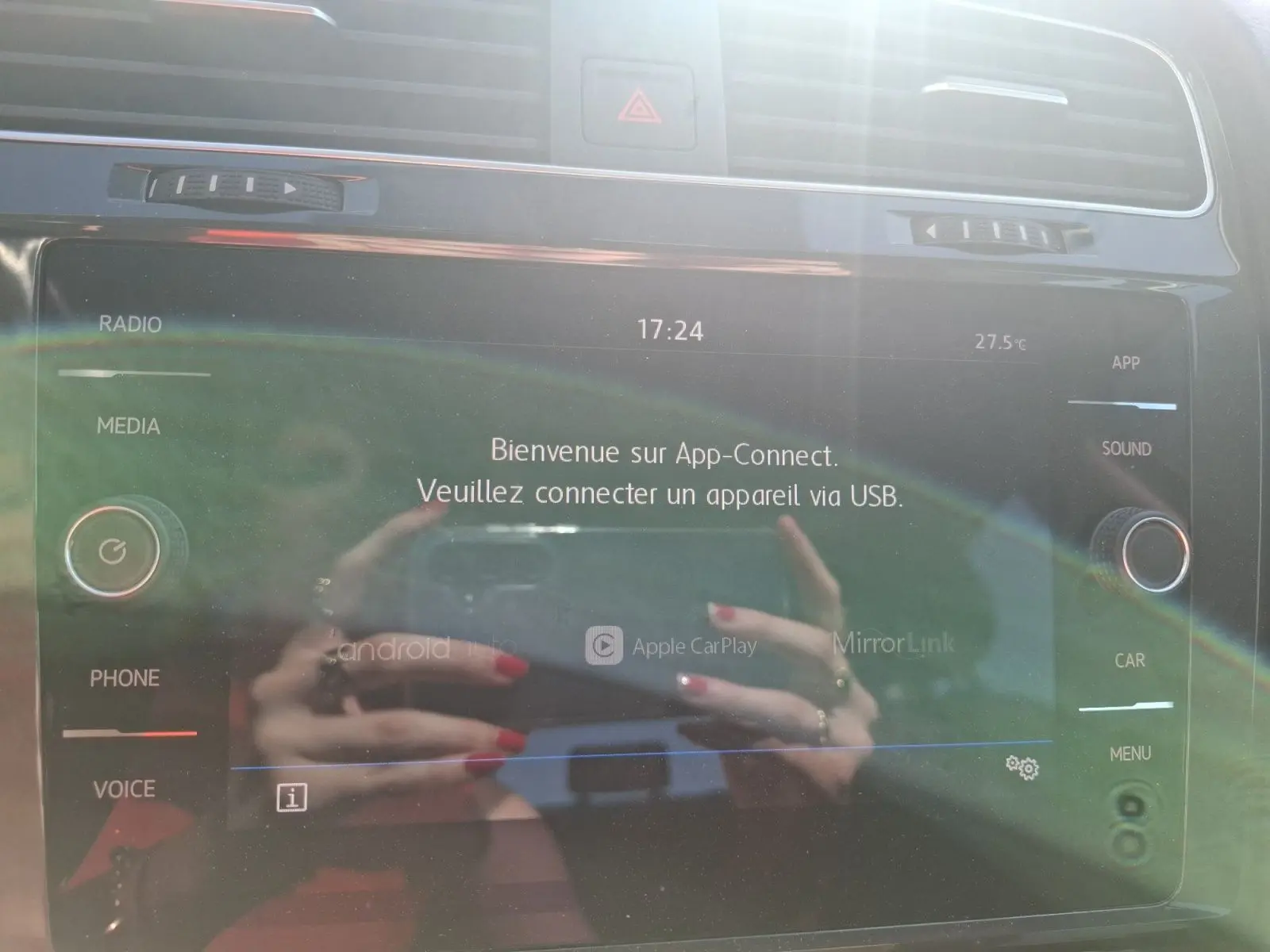Écran tactile central de la Volkswagen Golf blanc 2019 affichant l'interface App-Connect avec options Android Auto et Apple CarPlay.