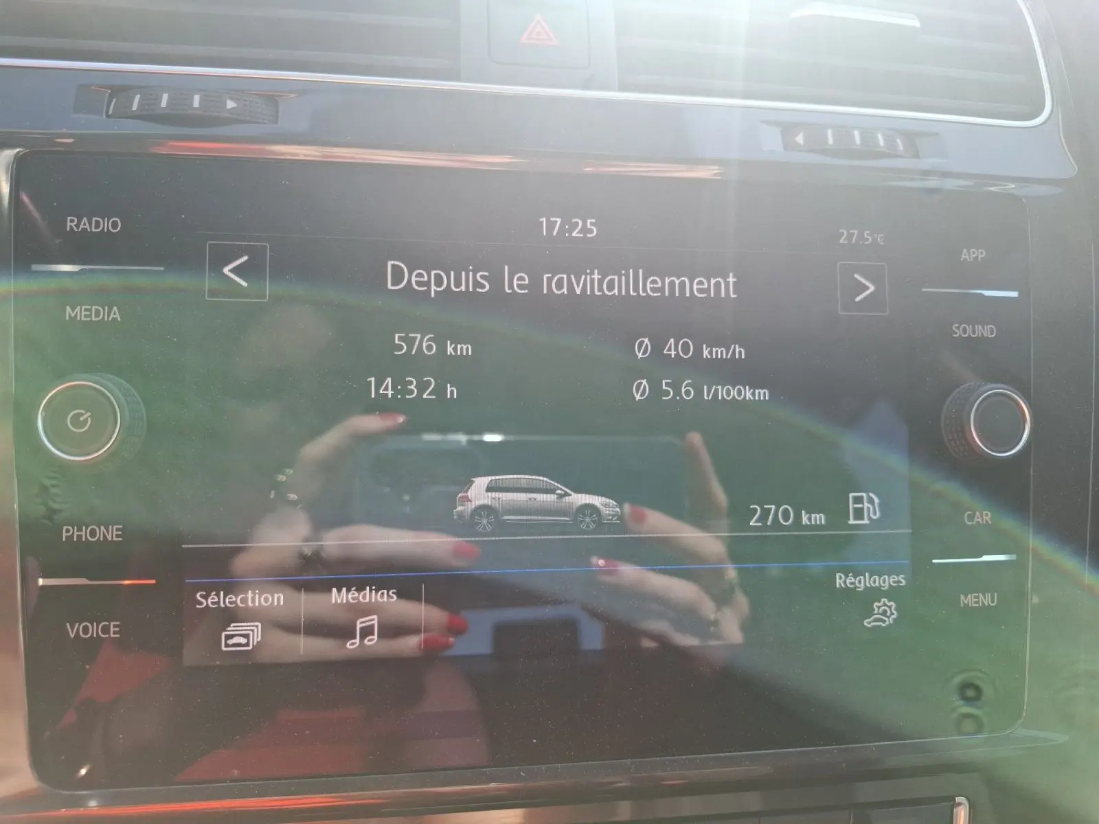 Écran central tactile de Volkswagen Golf blanc 2019 montrant l'autonomie et la consommation depuis le dernier ravitaillement.
