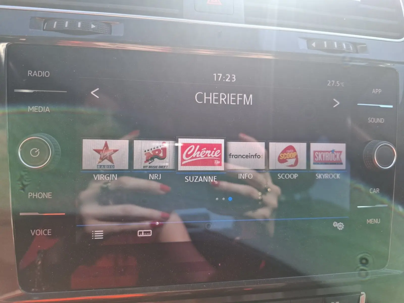 Écran tactile multimédia de Volkswagen Golf 2019 affichant les stations radio avec interface moderne et commandes tactiles.