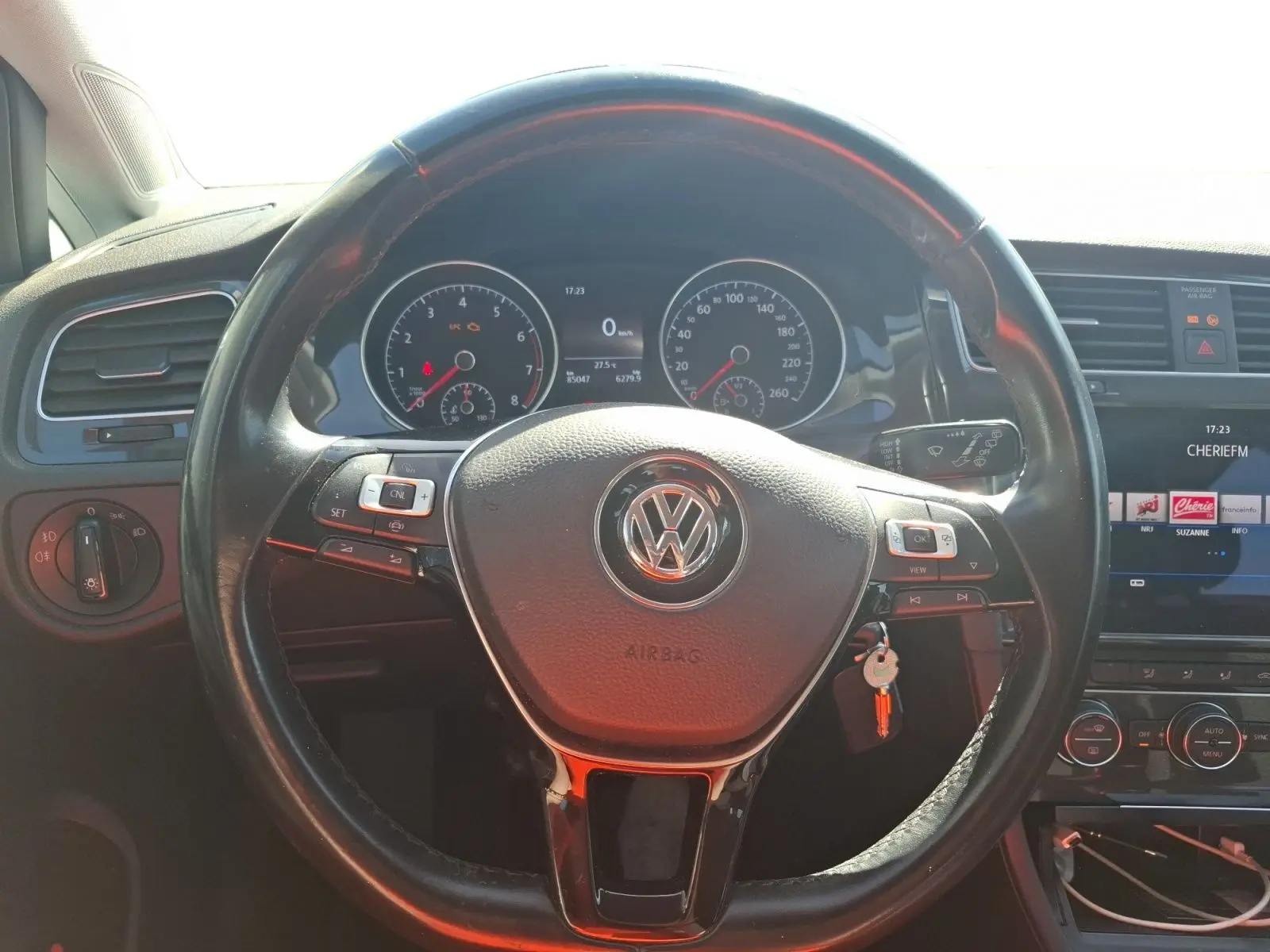 Vue rapprochée du volant noir de la Volkswagen Golf 2019 avec tableau de bord et écran tactile visible.