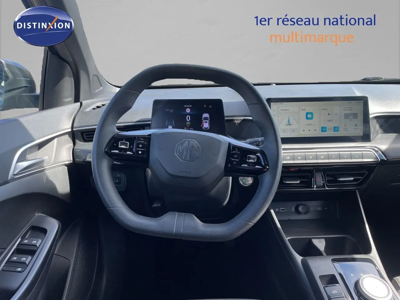 Vue intérieure centrée sur le volant et le tableau de bord numérique du MG3 1.5L HYBRID+ 2024 en Pebble Black Metal.