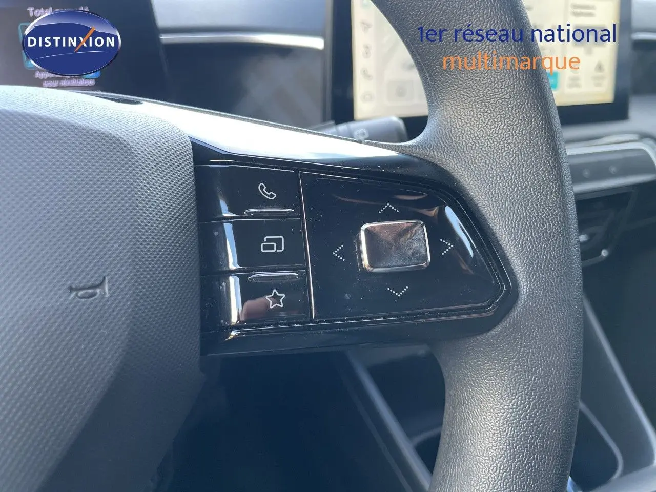 Gros plan sur les commandes gauche du volant noir texturé du MG3 2024, avec boutons multifonctions et finition brillante.