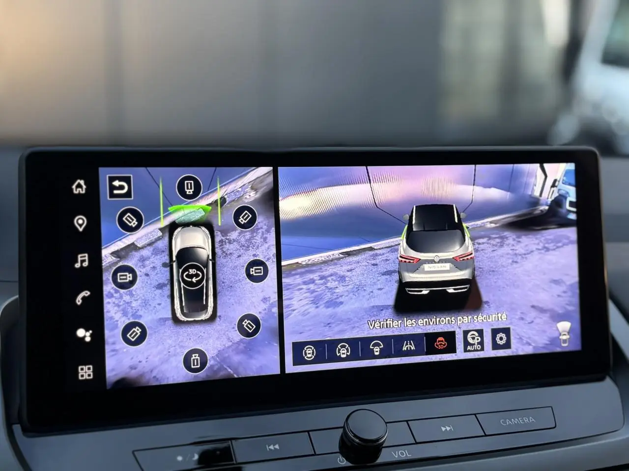 Écran tactile intérieur montrant la vue 360° et arrière du Nissan Qashqai gris Ceramic 2025.