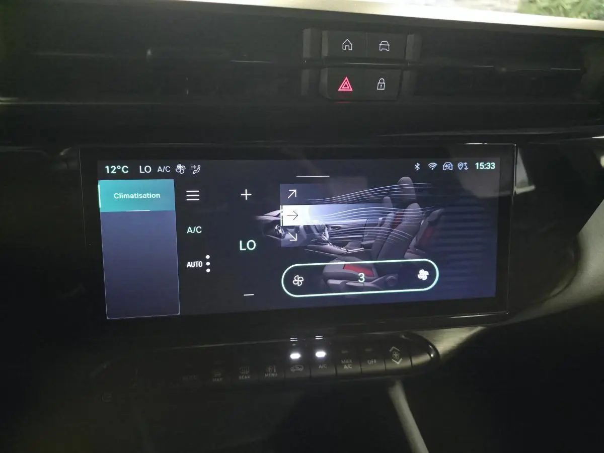 Écran tactile central de l'Alfa Romeo Junior 2025 affichant le réglage de la climatisation automatique.