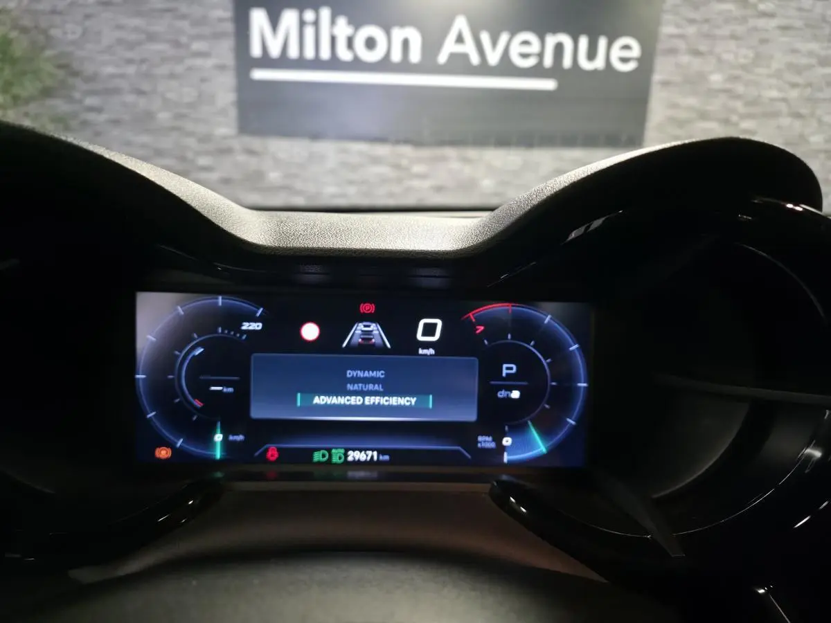 Vue rapprochée du combiné d'instruments digital 10,25'' de l'Alfa Romeo Junior affichant les modes de conduite et le compteur kilométrique.