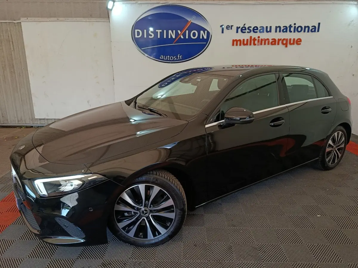 Mercedes Classe A 200 Business Line noire vue en 3/4 avant droit, avec jantes alliage et phares LED allumés.
