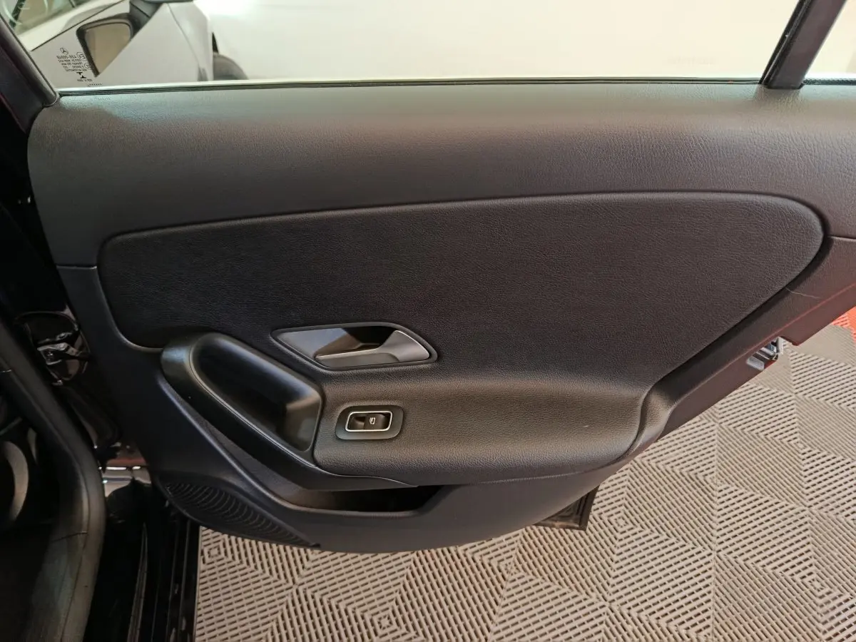 Vue rapprochée de la porte intérieure côté gauche noire de la Mercedes Classe A 200 Business Line 2021.