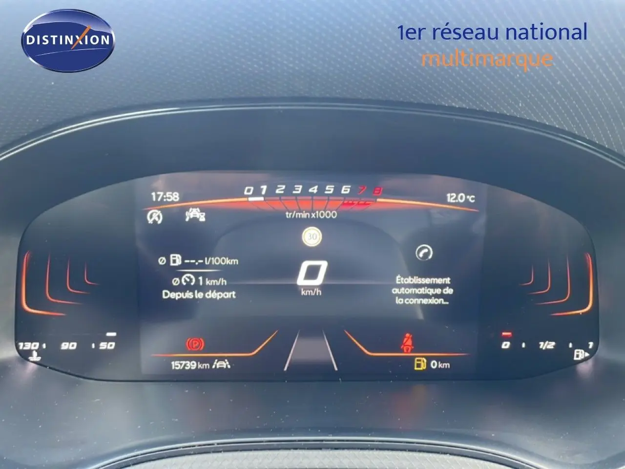 Tableau de bord numérique de la SEAT Ibiza 2025 affichant vitesse à 0 km/h et compte-tours, éclairage orange.