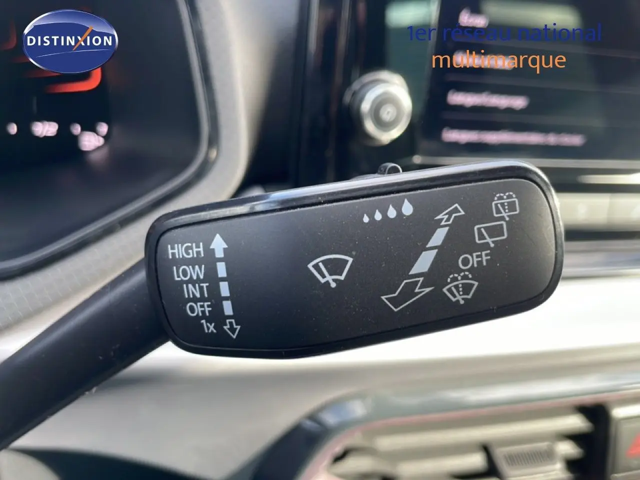 Gros plan sur la commande des essuie-glaces dans l’habitacle d’une SEAT Ibiza Bleu Fjord 2025, version Special Edition.