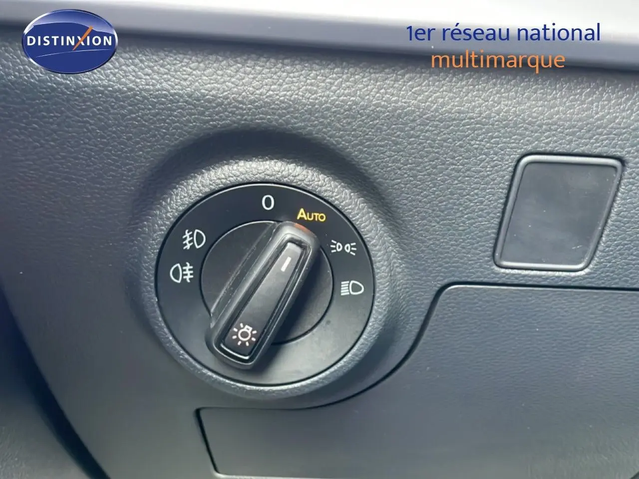 Gros plan sur le sélecteur de phares intérieur du tableau de bord d’une SEAT Ibiza 2025, finition Xcellence.