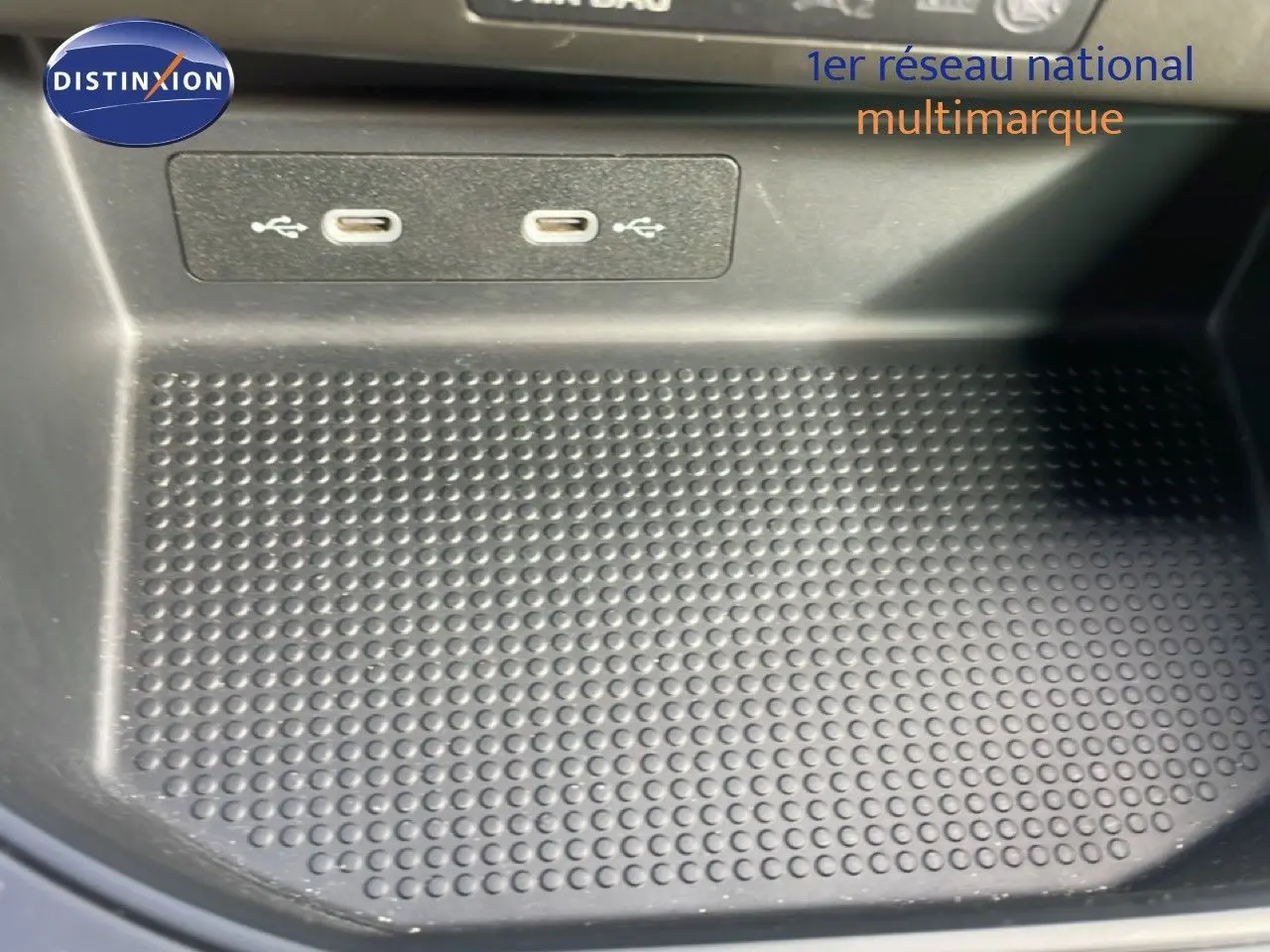 Gros plan sur la console centrale avec deux ports USB-C dans l’habitacle noir de la SEAT Ibiza bleu Fjord.