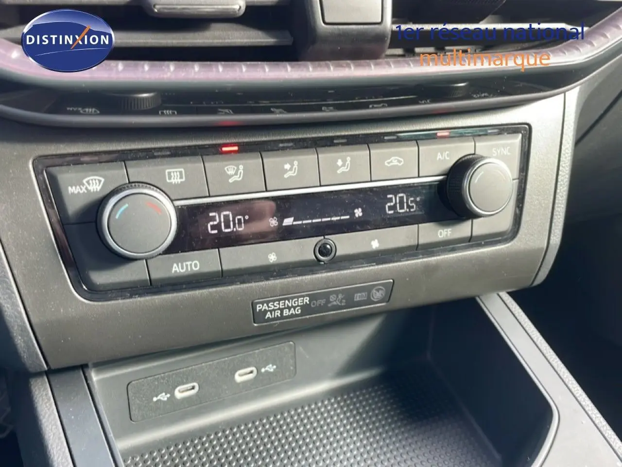 Gros plan sur la console centrale de la SEAT Ibiza 2025, montrant la climatisation digitale et les ports USB.