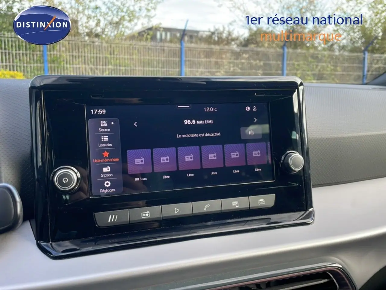 Écran tactile central de la SEAT Ibiza 2025 en bleu Fjord, affichant la radio FM avec interface moderne et commandes tactiles.