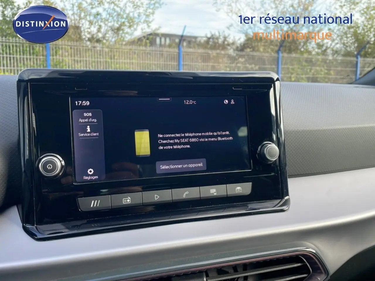 Écran tactile central du tableau de bord de la SEAT Ibiza 2025, affichant le menu Bluetooth, intérieur gris.