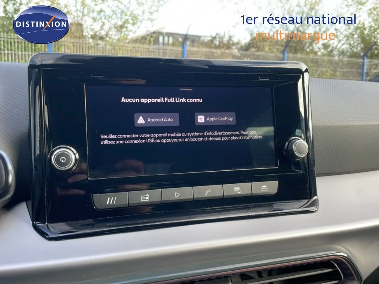 Écran tactile central du tableau de bord de la SEAT Ibiza 2025, affichant les options Android Auto et Apple CarPlay.