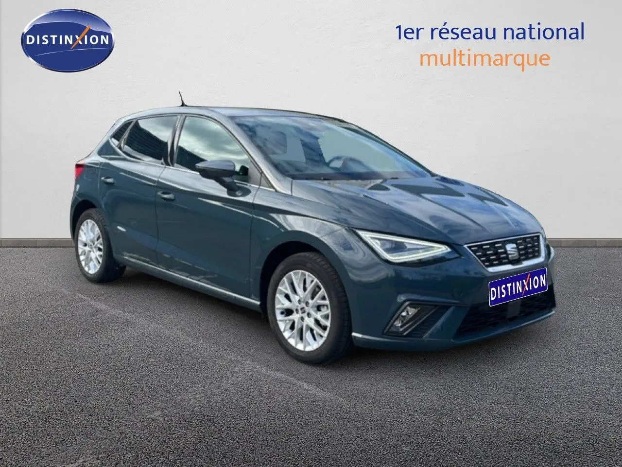 SEAT Ibiza 2025 bleu fjord vue 3/4 avant droit, avec jantes alliage et phares LED allumés.