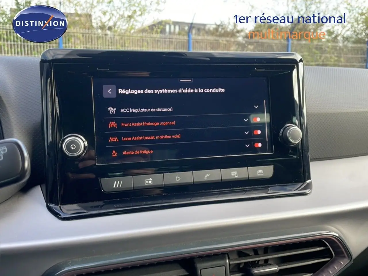 Écran central tactile du tableau de bord de la SEAT Ibiza bleu Fjord, affichant les aides à la conduite.