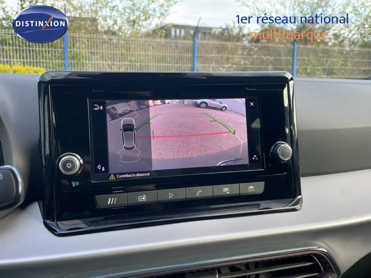 Écran tactile intérieur montrant la caméra de recul d'une SEAT Ibiza bleu Fjord, version 2025, vue du tableau de bord.