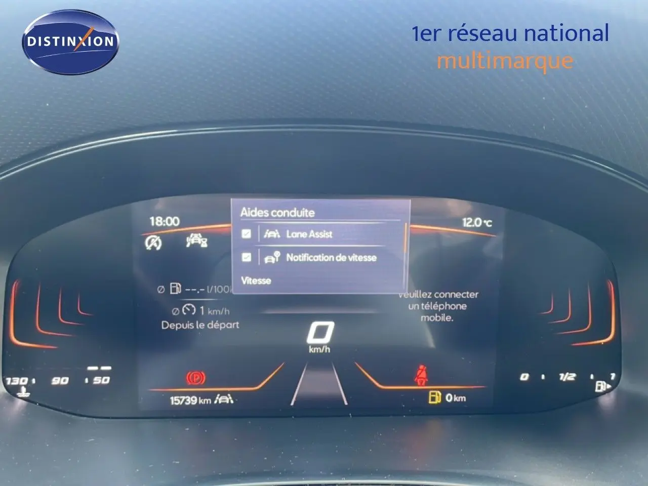 Tableau de bord numérique de la SEAT Ibiza bleu Fjord, affichant les aides à la conduite et la vitesse à 0 km/h.