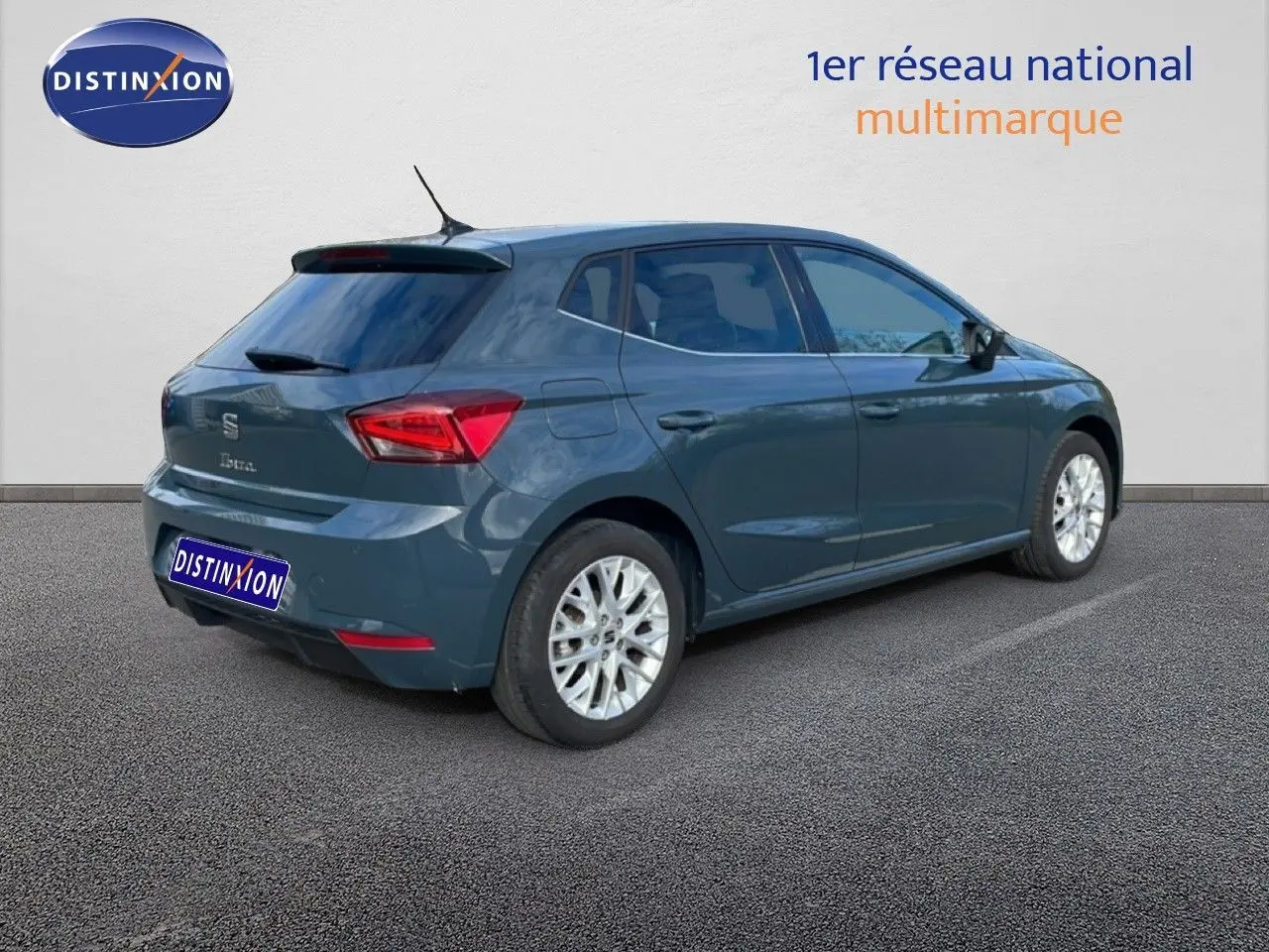 Vue 3/4 arrière droite d'une SEAT Ibiza bleu fjord 2025, avec jantes alliage et vitres teintées.