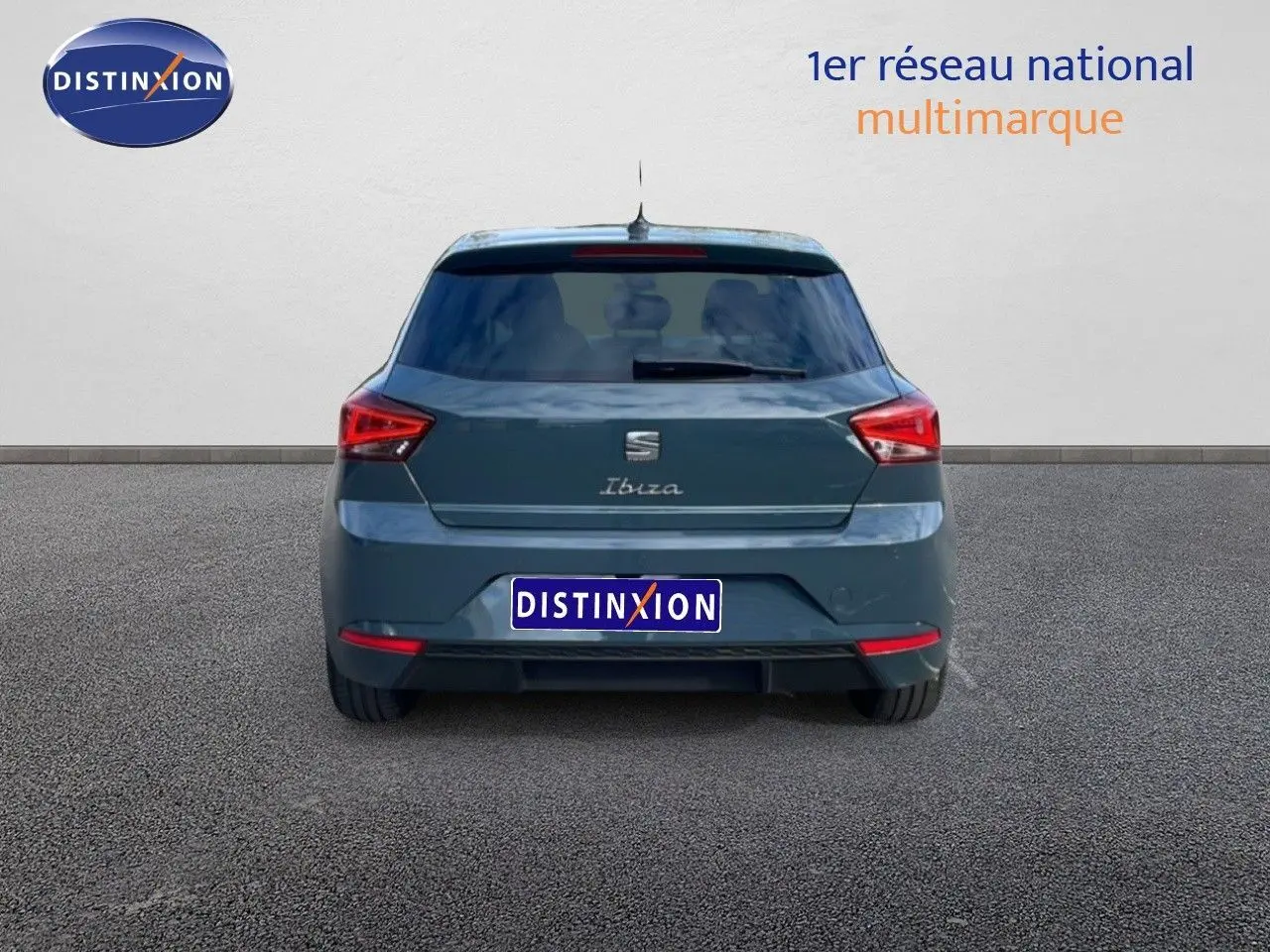 Vue arrière d'une SEAT Ibiza bleu fjord 2025 avec feux arrière LED et logo distinctif au centre.
